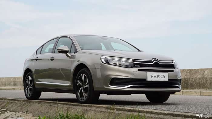 一改以往成熟的外观,雪铁龙第三代c5外观更显时尚精致