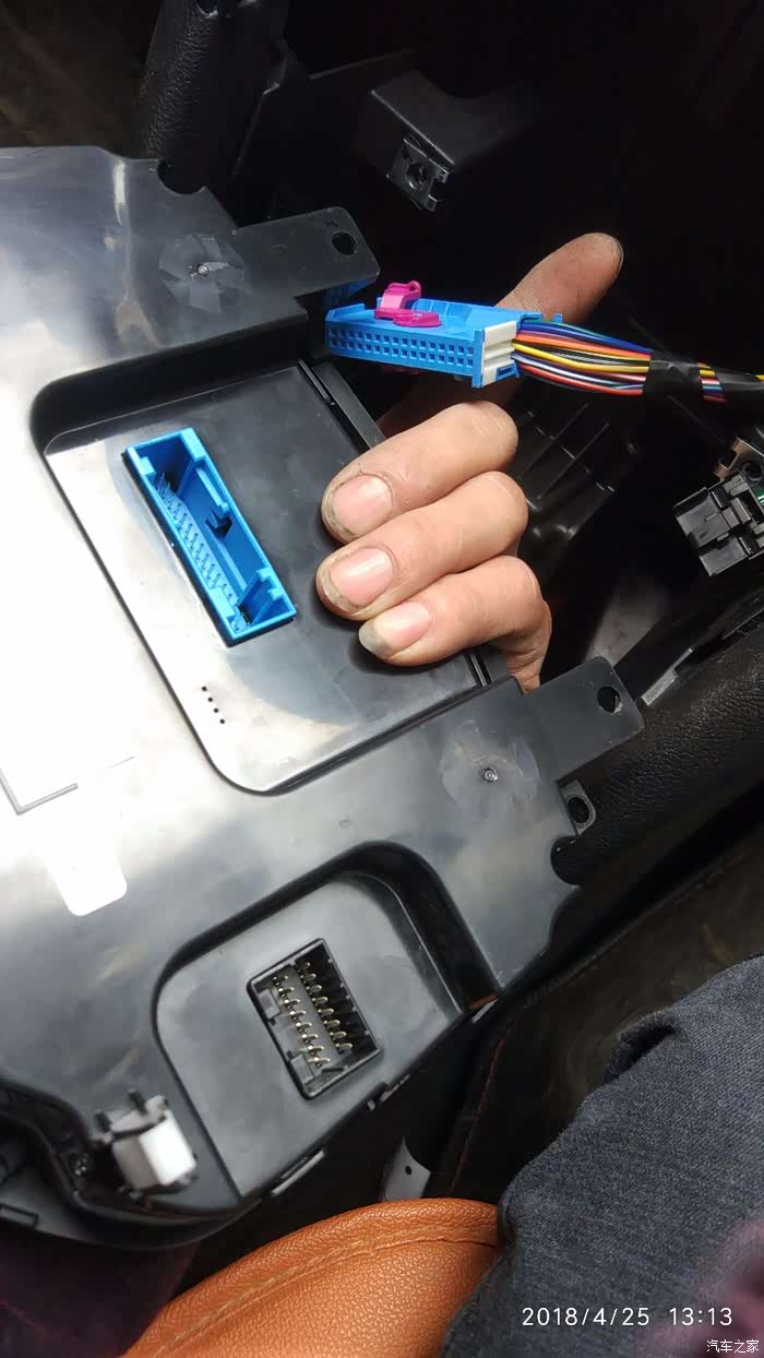 加装继电器解决负极触发倒车影像的车型案例