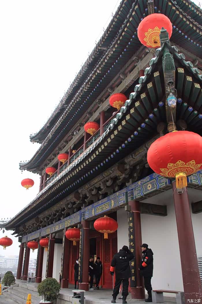 系"重檐滴水","四角攒顶"建筑形式