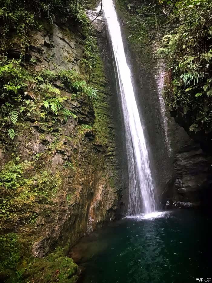 一个瀑布直冲入潭,像叫黑水潭