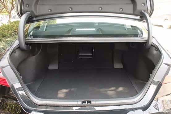 在阳光灿烂的日子,试驾第八代凯美瑞