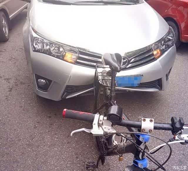 马路上演奇葩事故一幕,自行车:自不量力,你当我是普通自行车啊