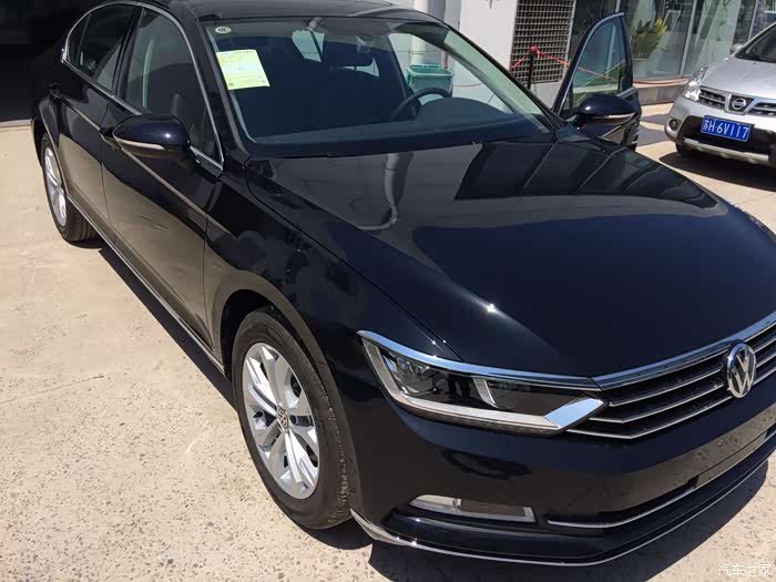 迈腾前脸设计,线条十分硬朗,大灯也漂亮