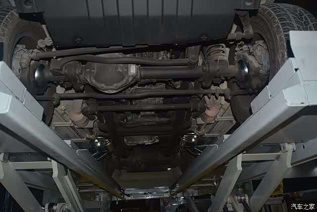 或许人都没看过奔驰g500的底盘,今天给家来个高清的展示