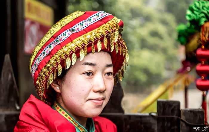 土族女子的头饰