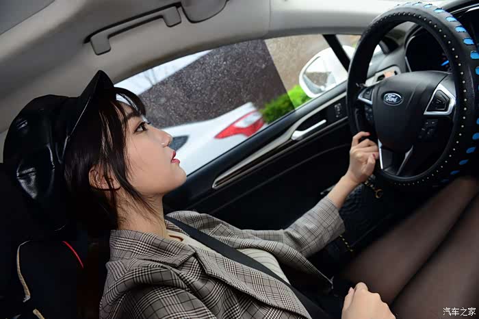 很女司机开车握方向盘姿势都不对,像女神这样单手搭在方向盘上开车