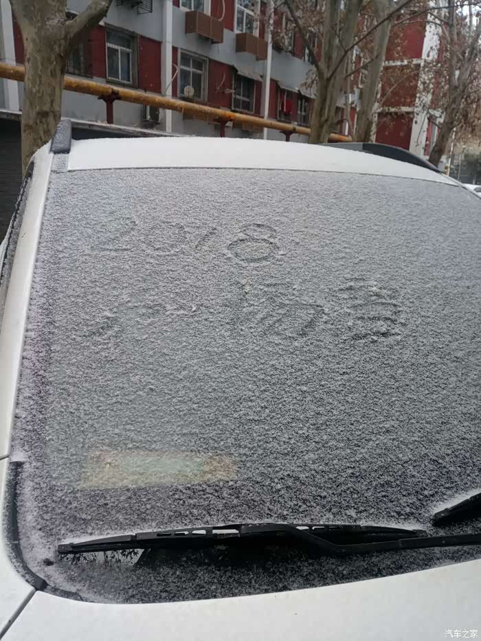 这  长安cs35车,刚在玻璃上写了字,一会儿就被新雪花覆盖了.