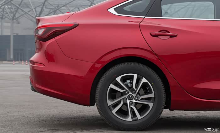 车头和车尾的设计看的出来时前后都有一条折线,用专业一点的话来说,这