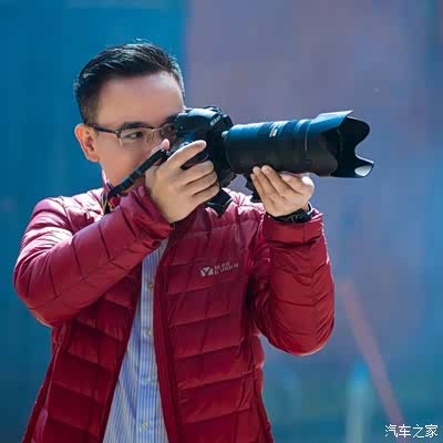 陈军   专业摄影师            看个人有钱 就看他扛炮筒