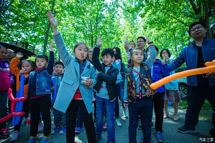 小朋友都争相举手报名