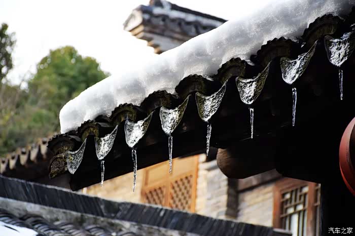 出来看见房檐上化雪而形成的冰晶,怪不得这么冷