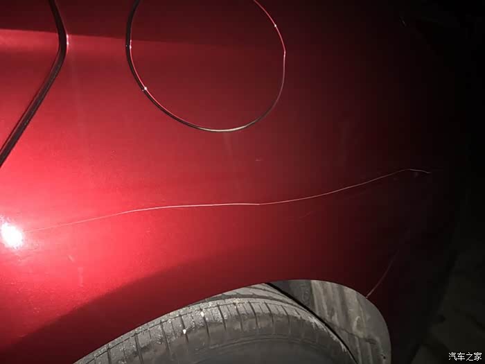 停的好好的,旁边那个车也被划了,半个车身都是这种划痕,老区没监,哎
