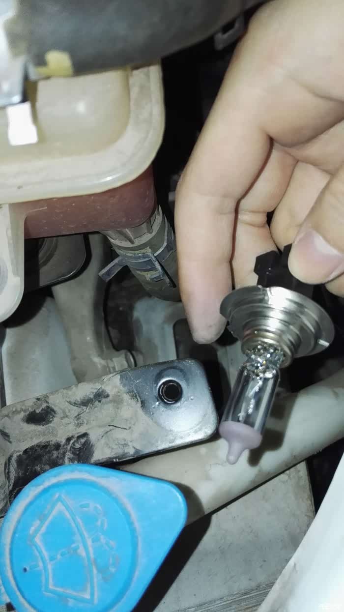 给右前大灯换灯泡小记