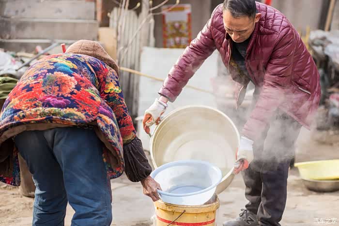 准备开水,把鸡毛烫掉