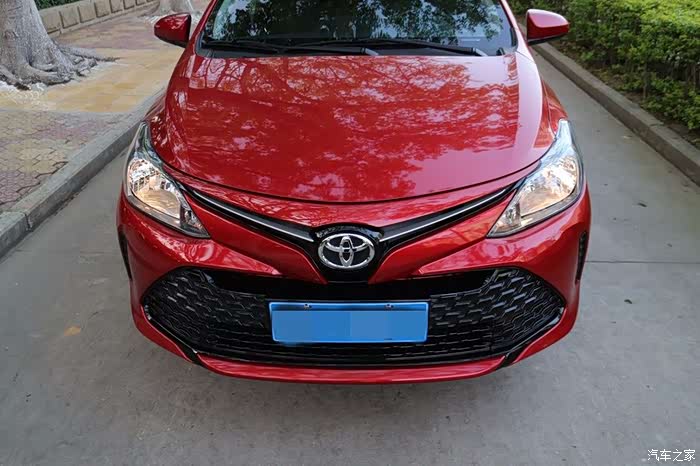 这个车媳妇平时开的多,所以选择了红色.