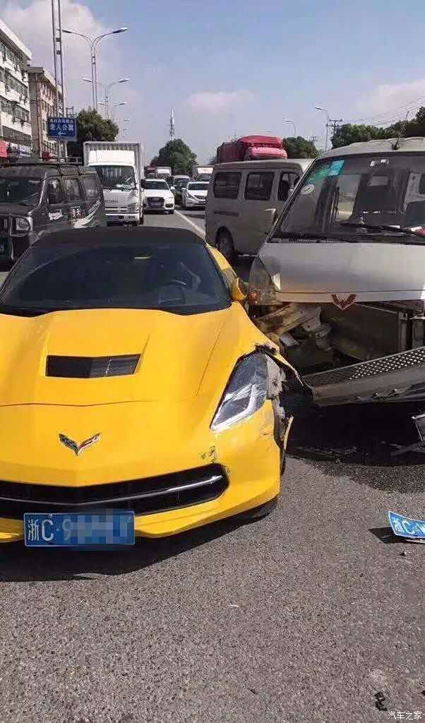 当五菱宏光撞上克尔维特当事司机都尴尬了