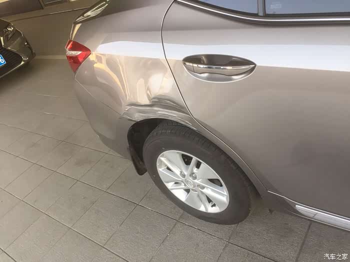 翼子板怼了,后保险杠稍微蹭一点,大伙帮忙看看_卡罗拉论坛_汽车之家