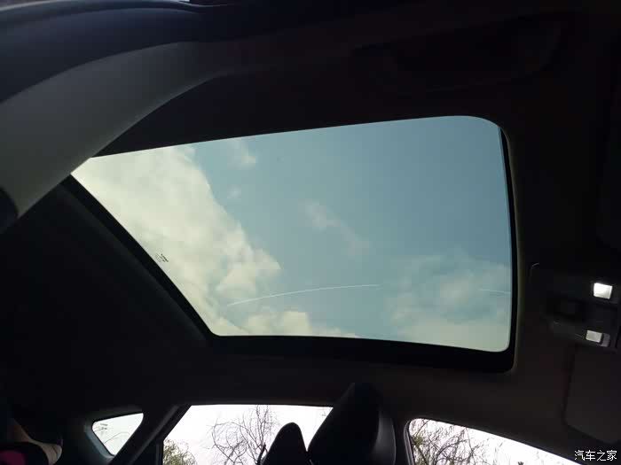 全景天幕,有点小遗憾全景天窗能打开.过这么大的天幕,晚也很浪漫.