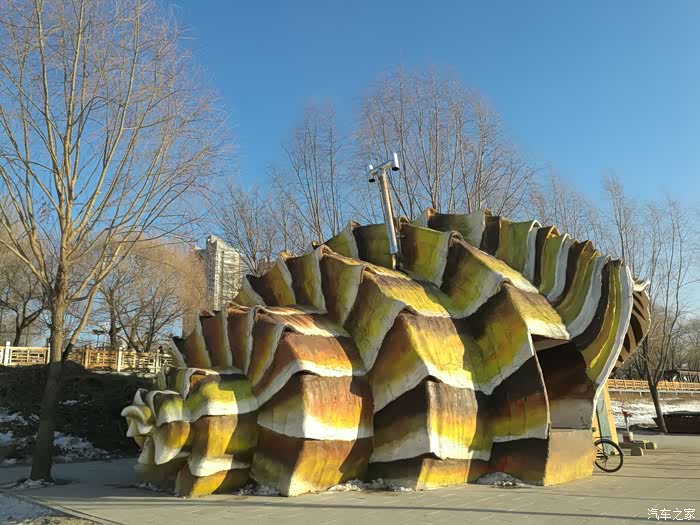 海螺造型房子已经成为冬泳爱好者临时更衣室