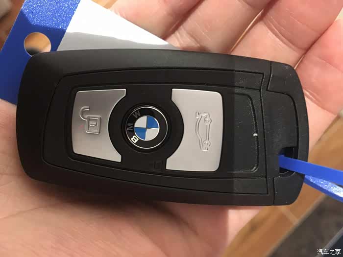 意外惊喜:小却不廉价的2017款宝马1系进口两厢120i——提车作业