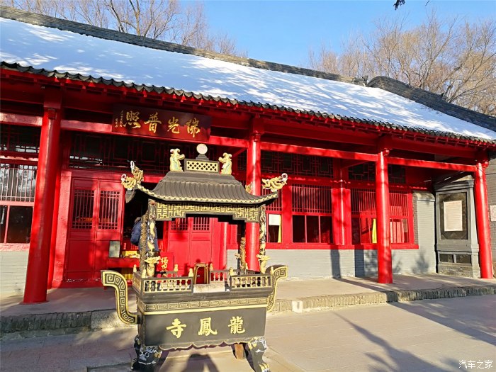 山也会途经龙凤寺,穿过龙凤寺,就会看到"龙潭,也称"水牢.