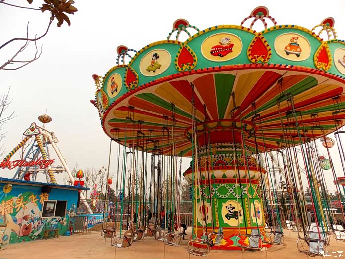 摇头飞椅,这个游乐场还大的,玩的东西也,就小朋友的乐园