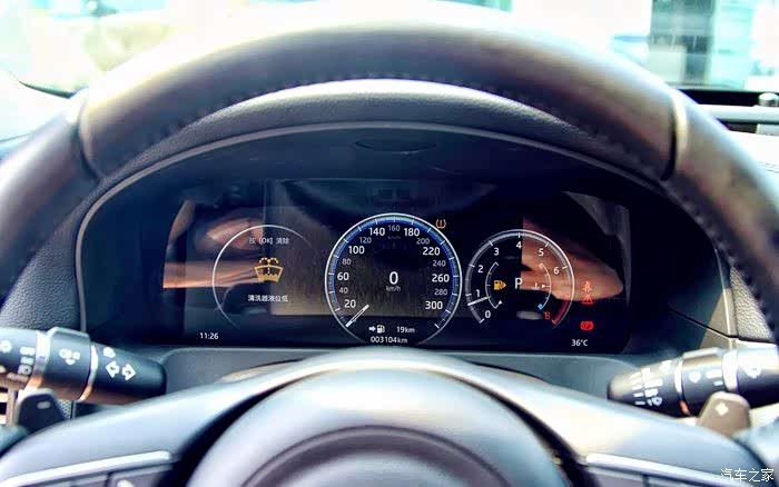 全液晶仪表盘,方向盘不分采用真皮包裹,左右快捷按键设计合理,方向盘