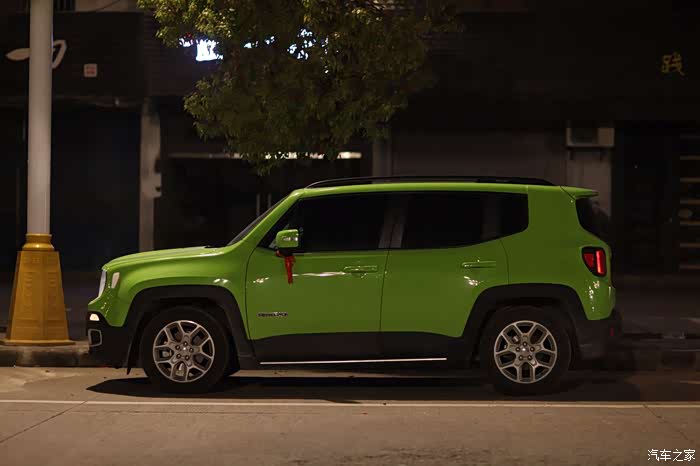 就是这辆翠绿色的jeep自由侠,我在景德镇这几天它可没出力啊.