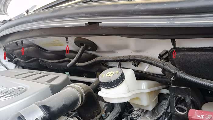 【图】发现个问题:前挡风玻璃流水槽漏水到发动机舱_昂科拉论坛_汽车