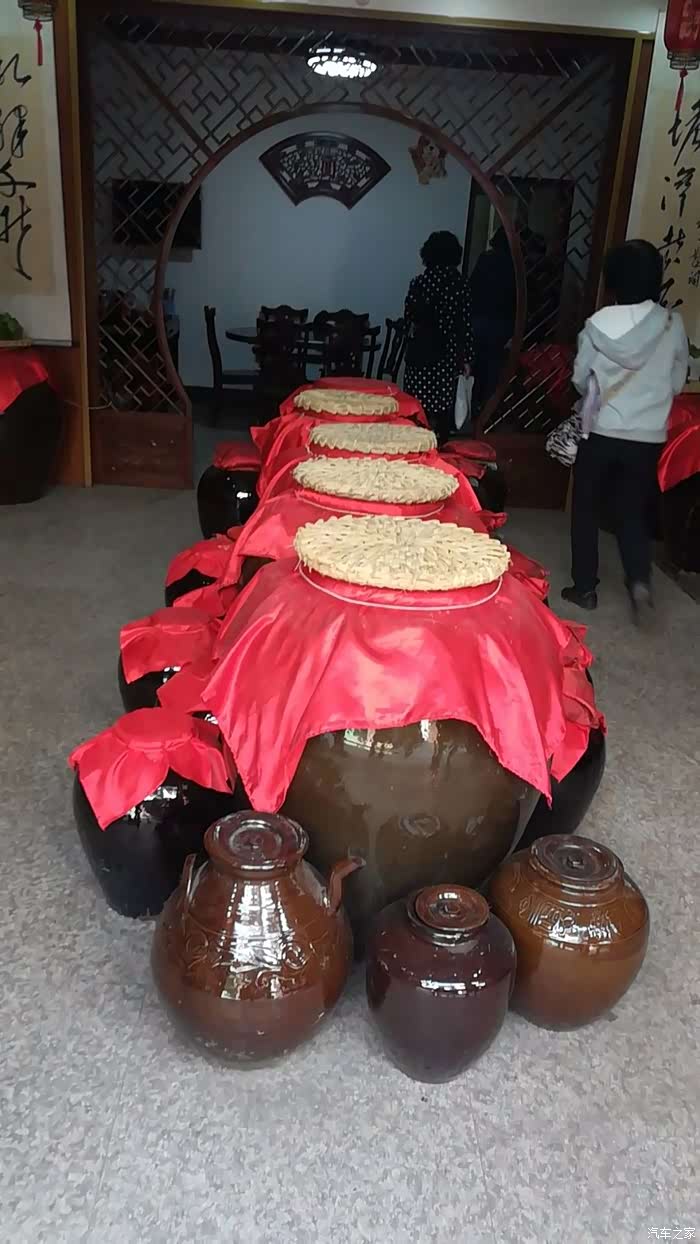 周末驾车去古镇看油菜花