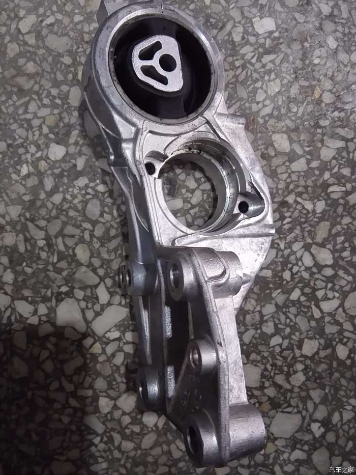 16两厢手动发动机下支架