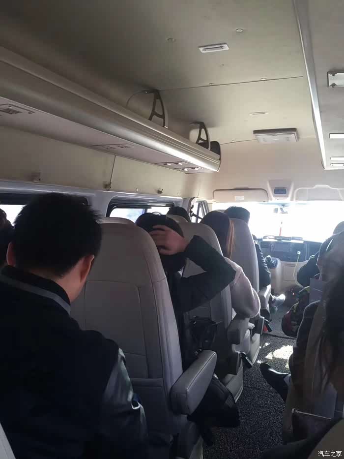 车子开了40几分钟,到达宁波九龙湖酒店,老司机开车666!