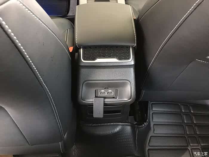 在扶手箱后还有两个usb插孔,贴心的满足后面乘客的充电需求.
