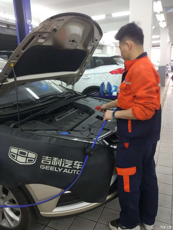 维修师傅认真地吹走发动机罩灰尘,给个赞~~~到这里时候,保养基本完成