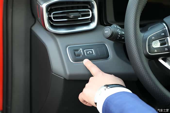 尾箱按钮可以在车内来控制开启和关闭.