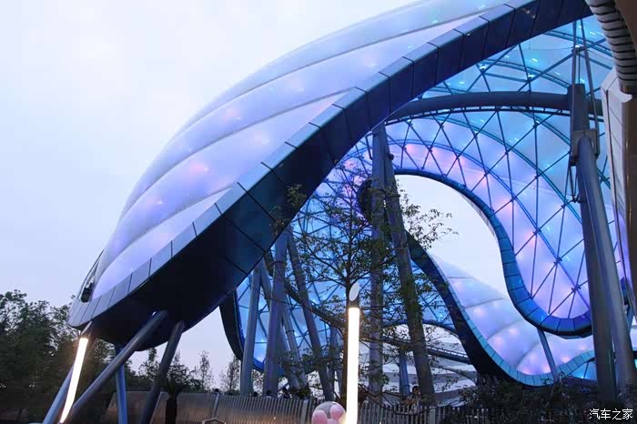 其实和香港的差不多,不过后续坐的车不一样,是摩托车型的极速幻光轮