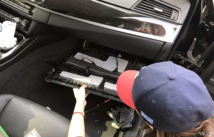 【图】90后小姐姐自己动手更换535li空调滤芯_宝马5系论坛_汽车之家