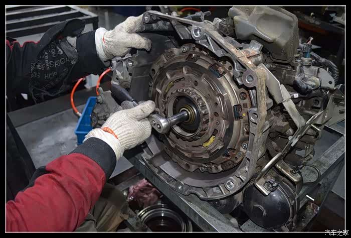 菲亚特菲翔变速箱失效 挂d档不走车维修作业