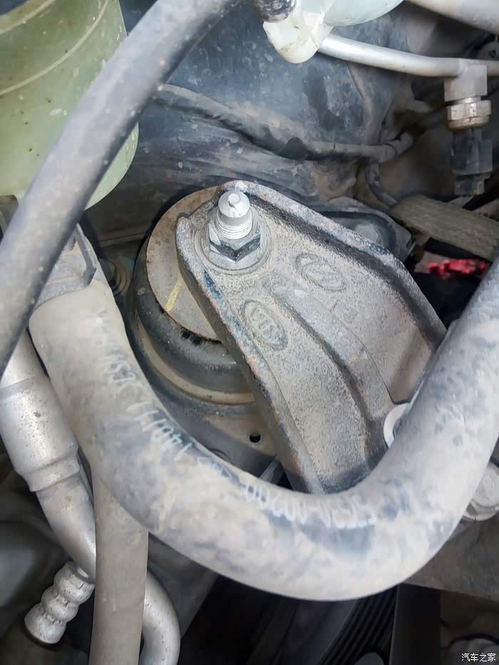 14年的悦动发动机胶墩是这样的吗?
