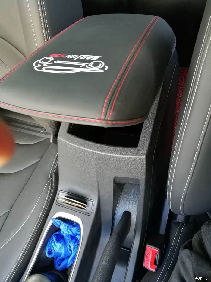 扶手箱怕磨碎,买个扶手箱套,毕竟要开好多年车.不细心点是不行.