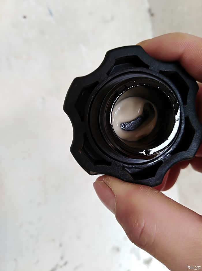 请问各位我的机油怎么成乳白色的膏状物了