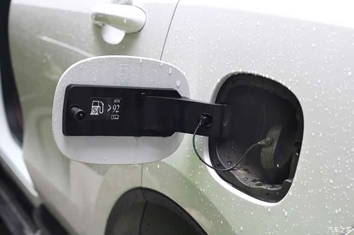 小四油箱盖打开方法