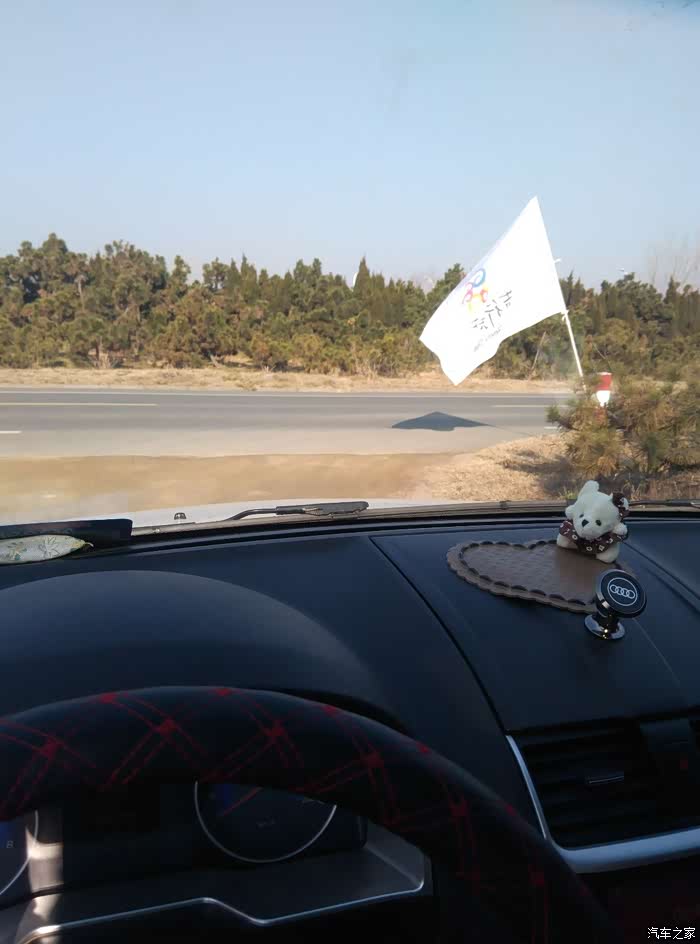 回车里休息下,看看还有多少车友正在路上