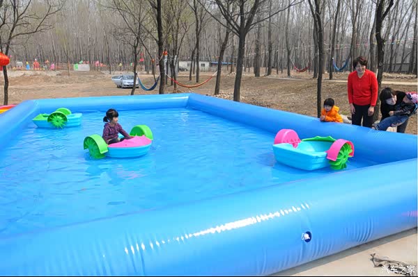 捕鱼,烧烤,戏水,玩的不亦乐乎