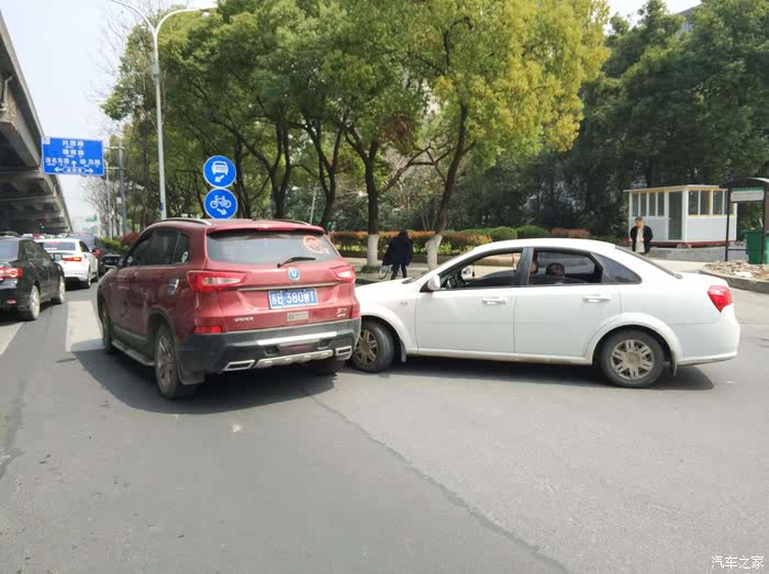 无锡cs75车友会cs75遇到碰擦事故