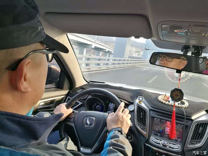 哈哈,我家媳妇拍我开车照片,前面就是连接跨海大桥莲花山隧道.