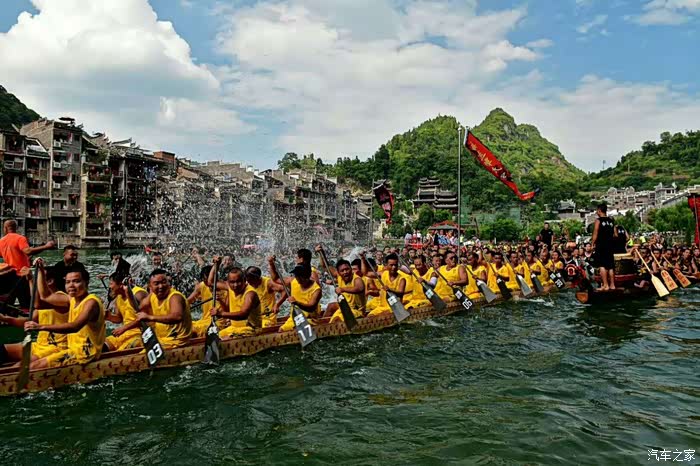 贵州镇远端午赛龙舟图