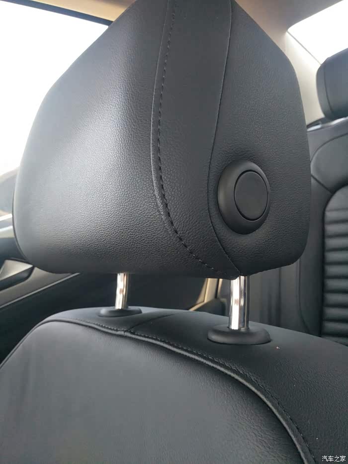 哪位师傅知道14t18款迈腾前排头枕怎么落到底的