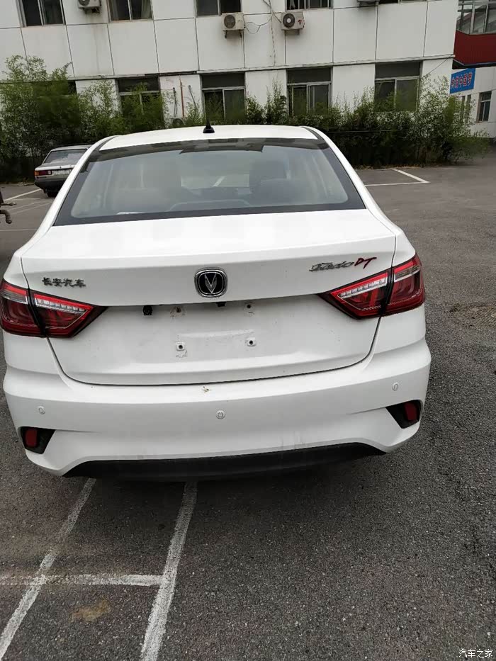 顺便来一张车屁股的照片,不过有点脏,大家见谅