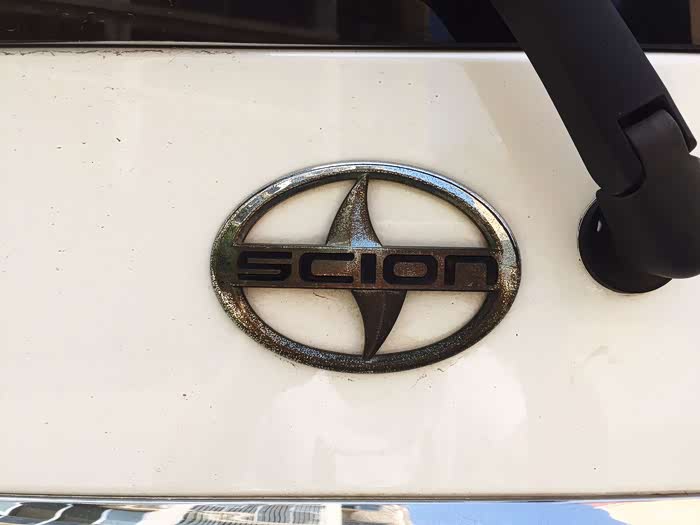 一开始就更换塞恩车标,几年时间已经锈了,便宜无货啊.